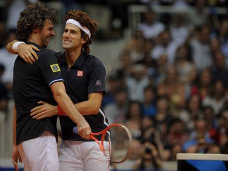 Guga venceu Djokovic em exibição no Rio de Janeiro em 2012 <p>Guga venceu Djokovic em exibição no Rio de Janeiro em 2012</p>