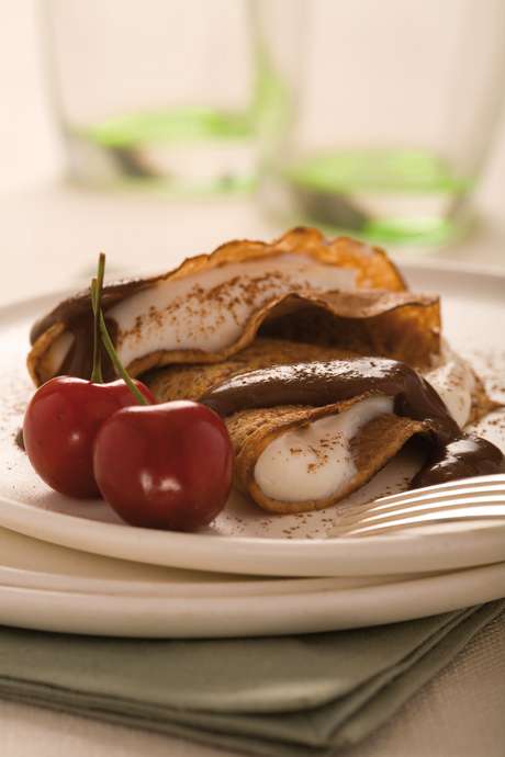 Com a mesma massa é possível fazer crepes doces e salgados Com a mesma massa é possível fazer crepes doces e salgados