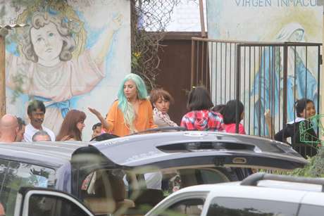 Miguel Bustamante/Terra Perú La cantante neoyorquina decidió pasar el Día de Acción de Gracias en compañía de su padre, Joseph Germanotta, en la casa que alquiló en el distrito de San Isidro. Aproximadamente, a las 3 de la tarde, sus fanáticos -los "Little Monsters"- que aguardaban desde muy tempranas horas en las afueras de la vivienda, se sorprendieron al verla salir en una camioneta color blanco, seguida de otro vehículo en el que iba su equipo de seguridad. Terra Perú siguió la pista de la intérprete de "Bad Romance" hasta llegar al distrito de Lurín, donde realizó una visita al Hogar de Acogida Caritas Felices "Niño Jesús de Praga", que alberga a niñas entre 2 y 13 años de edad, víctimas de violencia sexual. En el albergue habló y cantó con los menores.