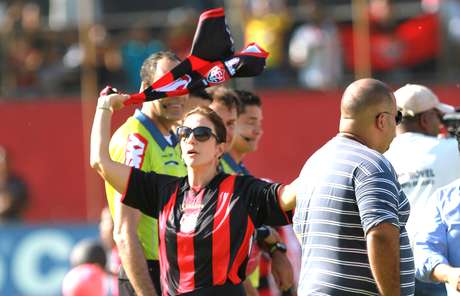 Com a presen&ccedil;a de Ivete Sangalo, o Vit&oacute;ria empatou com o Cear&aacute; por 1 a 1 e retornou &agrave; S&eacute;rie A do Brasileiro