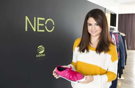 Facebook/Selena Gomez A partir de 2013 veremos por todos lados la cara de Selena Gomez, aunque esta vez no es por Justin Bieber sino porque acaba de convertirse en imagen y diseñadora de la marca Adidas. Está increíble porque la cantante está considerada por la marca como un ícono de estilo. Es decir, que muchas personas quieren vestir y lucir como ella. La también actriz está feliz y así lo dijo a través de un comunicado: "Estoy disfrutando estar involucrada en el proceso de diseño y Adidas NEO me está dejando divertirme con esto. Puedo usar las prendas primero y dar mi opinión. No puedo esperar a ver los resultados de la nueva colección". Al parecer en esta nueva aventura en el mundo del diseño también estarán involucrados sus fans, aunque todavía no se han dado a conocer los detalles.