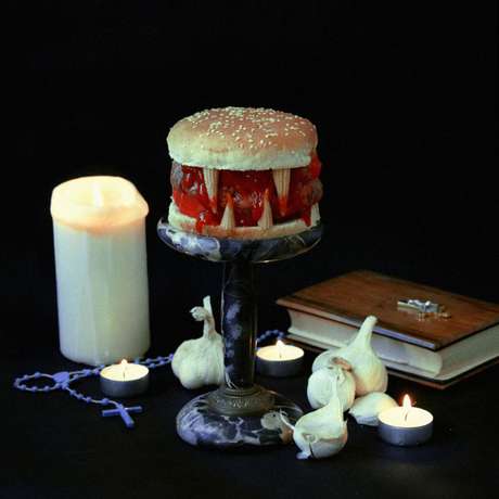 Hambúrguer com tema de vampiro é uma das opções Hambúrguer com tema de vampiro é uma das opções