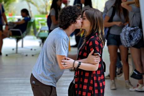 Lia (Alice Wegmann) e Dinho (Guilherme Prates) s&atilde;o dois dos pilares da hist&oacute;ria
