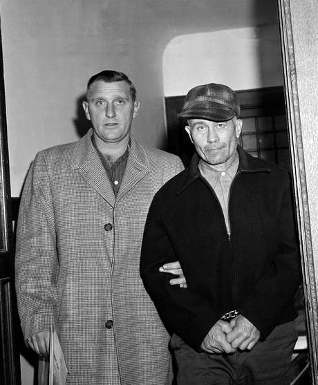AP Poco se conoce de Ed Gein, un asesino en serie que tenía predilección por las jóvenes rellenitas, a quien les sacaba la piel. Se lo acusó de varios asesinatos ocurridos entre 1947 y 1957. Su historia fue la inspiración del personaje de 'Buffalo Bill', en la premiada película 'El silencio de los inocentes'. Gein estaba obsesionado con el cuerpo femenino, a tal punto que con la piel de sus víctimas, incluida su propia madre, armaba pechos y cuerpos de mujeres, los que fueron hallados en su casa cuando lo apresaron. La policía le atribuyó el asesinato de al menos 15 mujeres.