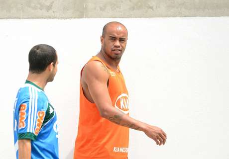 Thiago Heleno pode reforçar o Criciúma <p>Thiago Heleno pode reforçar o Criciúma</p>