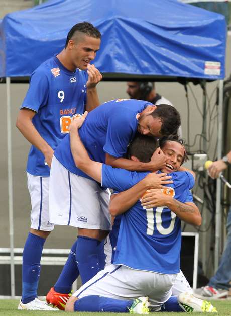 Para Celso Roth, Cruzeiro foi superior ao rival e merecia vitória no clássico Para Celso Roth, Cruzeiro foi superior ao rival e merecia vitória no clássico