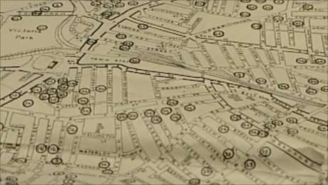 Terra <strong>1. Crean mapa interactivo del bombardeo de Londres. </strong>Tras un año de trabajo, un equipo de la Universidad de Portsmouth presentó un mapa interactivo con la situación exacta de las bombas que cayeron en la capital británica durante la Segunda Guerra Mundial. Fue realizado con datos del Archivo Nacional Británico. El mapa arroja luz sobre la enorme devastación que causó el ataque aéreo alemán durante los ocho meses consecutivos en los que se centró sobre las islas británicas. La página web del mapa y la aplicación para Android también permiten averiguar los tipos de bomba que cayeron sobre Londres.