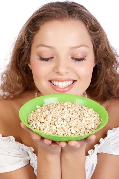 Conhecida por estimular o bom funcionamento do organismo, aveia funciona como hidratante natural de peles secas e sensíveis Conhecida por estimular o bom funcionamento do organismo, aveia funciona como hidratante natural de peles secas e sensíveis