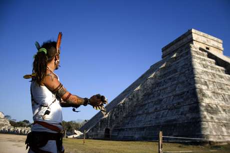 AP en español Para algunos será el fin del mundo. Para otros, el fin de una era y el comienzo de otra. Para muchos, pura charlatanería. La idea de que la antigua civilización maya pronosticó para la raza humana una transformación profunda el próximo 21 de diciembre, a la entrada del equinoccio de invierno, ha sido alimentada por lo menos desde hace 40 años, pero ha cobrado fuerza en los últimos tres, con miles de creyentes en las supuestas profecías mayas. Y miles de escépticos. BBC Mundo le presenta unas claves para entender una polémica que, probablemente, no terminará el 21 de diciembre. (Fuente: BBC Mundo)