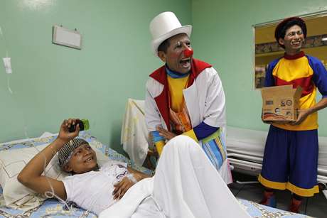 Resultado de imagem para criança no hospital cancer