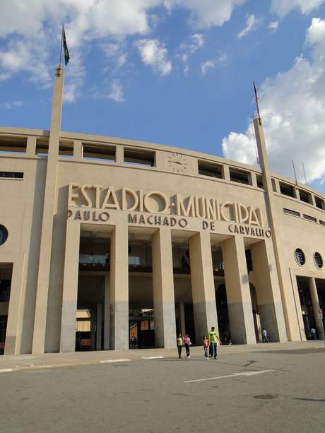 Ao longo de sua história, Morumbi e Pacaembu (acima) foram palcos de alguns dos maiores clássicos do futebol brasileiro. Atualmente, é nessas duas arenas que as três grandes equipes da cidade São Paulo, Corinthians e Palmeiras mandam seus jogos. Mas a partir de 2013 eles ganharão companhia e de peso. Com previsão de conclusão para o fim do ano, a Arena Corinthians e a Arena Palmeiras irão reforçar o quadro de estádios da capital, e em grande estilo. Vale a pena visitá-los e sentir a emoção da torcida de perto Ao longo de sua história, Morumbi e Pacaembu (acima) foram palcos de alguns dos maiores clássicos do futebol brasileiro. Atualmente, é nessas duas arenas que as três grandes equipes da cidade São Paulo, Corinthians e Palmeiras mandam seus jogos. Mas a partir de 2013 eles ganharão companhia e de peso. Com previsão de conclusão para o fim do ano, a Arena Corinthians e a Arena Palmeiras irão reforçar o quadro de estádios da capital, e em grande estilo. Vale a pena visitá-los e sentir a emoção da torcida de perto