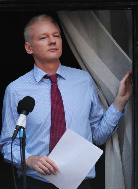 Julian Assange está refugiado na embaixada do equador em Londres desde junho do ano passado <p>Julian Assange está refugiado na embaixada do equador em Londres desde junho do ano passado</p>
