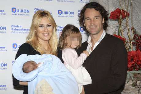Gtres La navidad ha traído un regalo muy especial para Carolina Cerezuela y Carlos Moyá con el nacimiento de su segundo hijo. La pareja presentó al pequeño Carlos nacido el día 12 de diciembre cinco días después de que llegara al mundo mediante cesárea programada en la Clínica Quirón Palmaplanas de Palma de Mallorca, instalaciones donde fueron fotografiados junto al bebé y la pequeña Carla nacida en 2010. El matrimonio está en camino de convertirse en familia numerosa un sueño que según han confirmado esperan alcanzar muy pronto.