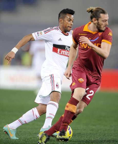 Pedida de R$ 27 milhões do Milan fez Flamengo desistir de Robinho para 2013 Pedida de R$ 27 milhões do Milan fez Flamengo desistir de Robinho para 2013