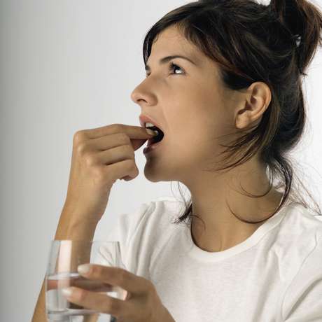 Que uma relação sexual segura deve ser acompanhada de preservativo, todo mundo sabe. Mas, em alguns casos, incidentes acontecem e a camisinha pode estourar. Para isso, existe outro método contraceptivo de emergência, também conhecido como pílula do dia seguinte. Com a ajuda de Jennider Wider, especialista em saúde feminina da Cosmo Radio, a Cosmopolitan tirou as principais dúvidas sobre o medicamento. Confira a seguir Que uma relação sexual segura deve ser acompanhada de preservativo, todo mundo sabe. Mas, em alguns casos, incidentes acontecem e a camisinha pode estourar. Para isso, existe outro método contraceptivo de emergência, também conhecido como pílula do dia seguinte. Com a ajuda de Jennider Wider, especialista em saúde feminina da Cosmo Radio, a Cosmopolitan tirou as principais dúvidas sobre o medicamento. Confira a seguir