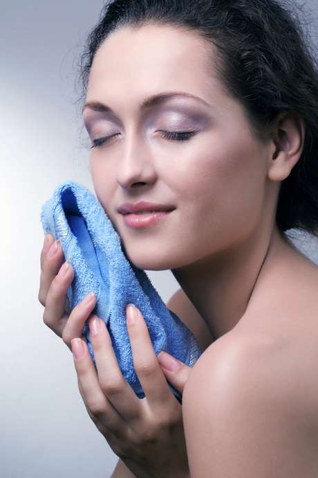 5. Para tratar olheiras, mantenha sempre à mão um frasco de água termal. Borrife o líquido numa toalhinha e coloque-as sobre os olhos. Se a embalagem estiver ligeiramente resfriada, melhor ainda <strong>5.</strong> Para tratar olheiras, mantenha sempre à mão um frasco de água termal. Borrife o líquido numa toalhinha e coloque-as sobre os olhos. Se a embalagem estiver ligeiramente resfriada, melhor ainda