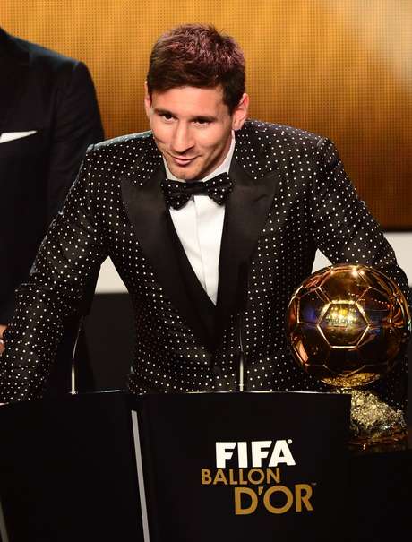 Lionel Messi é eleito pela quarta vez o melhor jogador do mundo e recebe a Bola de Ouro Lionel Messi é eleito pela quarta vez o melhor jogador do mundo e recebe a Bola de Ouro