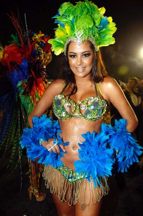 Larissa Riquelme desfilou pela Unidos de Vila Maria Larissa Riquelme desfilou pela Unidos de Vila Maria