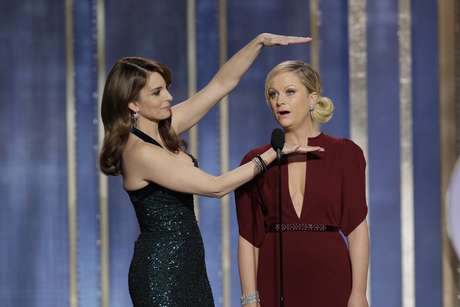 Getty Images Tina Fey y Amy Poehler condujeron el show de manera amena, y lo mejor fue su discurso de apertura. Poehler se llevó las mejores dos frases de la noche. "Meryl Streep no está aquí porque tiene gripe, pero me dijeron que está sensacional en ella". Y al referirse al filme de Kathryn Bigelow, Zero Dark Thirty dejó al público boquiabierto: "No lo he visto pero seguro está bueno porque cuando se trata de tortura confío en la mujer que estuvo casada con James Cameron".