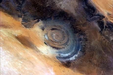 <p>Vista de cima, a Estrutura de Richat, na Mauritânia, é classificada como "uma das paisagens mais legais da Terra no espaço" por Hadfield. A imagem foi publicada em seu Twitter no dia 16 de janeiro</p>