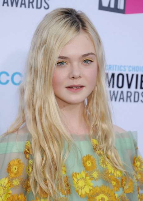 Getty Images Se puso delante de una cámara a los dos años. Elle Fanning tiene por estrenar dos grandes producciones cinematográficas 'Ginger&Rosa' y 'Vivaldi', actualmente graba 'Maleficent' y ya tiene su agenda llena de compromisos para los próximos años. Tiene 14 años y sus looks sirven de inspiración la jovencitas con ella. Su larga melena rubia platino con raíces en oscuro es seña de identidad. Siempre va maquillada de forma exquisita, como en la imagen que lleva la sombra de ojos del mismo tono que el bordado de su vestido. No se le escapa nada.