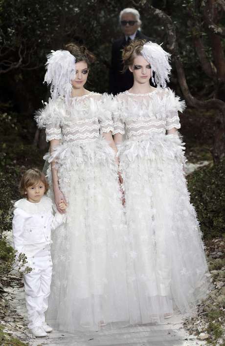 Estilista Karl Lagerfeld teria usado a passarela da semana de moda como forma de protesto em favor da causa gay Estilista Karl Lagerfeld teria usado a passarela da semana de moda como forma de protesto em favor da causa gay
