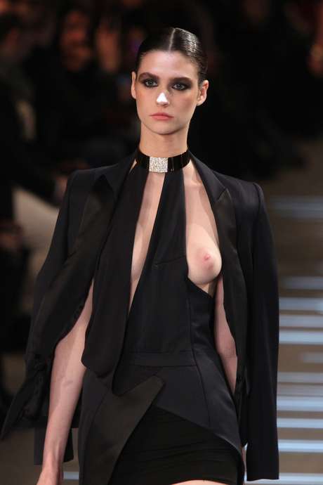 Estilista queridinho de celebridades como Kylie Minogue e Heidi Klum, Alexandre Vauthier teve neste desfile a presença de Uma Thurman e Hillary Swank em sua primeira fila. Em sua coleção, decotes, recortes e fendas ousados deixaram os corpos das modelos à mostra Estilista queridinho de celebridades como Kylie Minogue e Heidi Klum, <strong>Alexandre Vauthier</strong> teve neste desfile a presença de Uma Thurman e Hillary Swank em sua primeira fila. Em sua coleção, decotes, recortes e fendas ousados deixaram os corpos das modelos à mostra