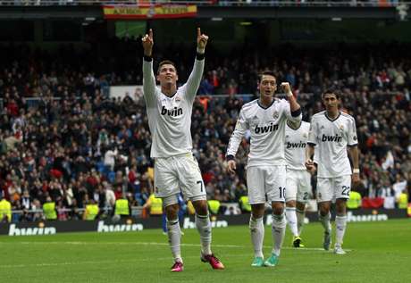 Cristiano Ronaldo brilhou no segundo tempo e marcou tr&ecirc;s gols na goleada do Real Madrid