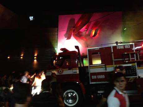 Bombeiros chegam em boate que pegou fogo Bombeiros chegam em boate que pegou fogo