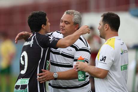 Segundo Branco, jogadores não merecem rebaixamento pela luta e entrega <p>Segundo Branco, jogadores não merecem rebaixamento pela luta e entrega</p>