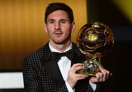 <p>Na &uacute;ltima edi&ccedil;&atilde;o da Bola de Ouro, Messi j&aacute; chamou aten&ccedil;&atilde;o com terno de bolinhas</p>