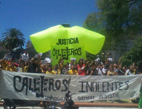 Twitter Sobrevivientes, amigos y familiares de víctimas de la tragedia de Cromañón, que en diciembre de 2004 provocó 194 muertos, se concentraron frente al Palacio de Tribunales para reclamar la libertad de los integrantes del grupo Callejeros, condenados por el hecho. Según los manifestantes, la sentencia dictada por la Sala III de la Cámara Federal de Casación Penal que derivó en la detención de los miembros de la banda de rock (Patricio Fontanet, Christian Torrejón, Juan Carbone, Maximiliano Djerfy, Elio Delgado, Eduardo Vásquez, el mánager, Diego Argañaraz y el escenógrafo, Daniel Cardell) es inconstitucional y arbitraria porque viola principios procesales. Los organizadores repartieron volantes con consignas como que La música no mata y No nos cuenten Cromañón. Nosotros lo vivimos.