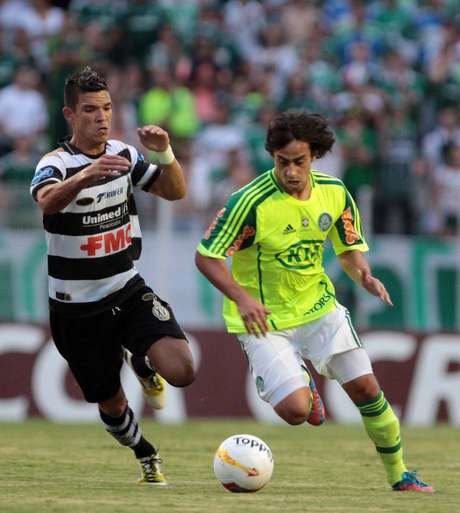 Valdivia lesionou a coxa esquerda e, por isso, ficará mais 15 dias fora do time Valdivia lesionou a coxa esquerda e, por isso, ficará mais 15 dias fora do time