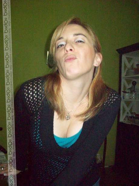 Facebook Estas son las primeras imágenes que se difundieron a través de las redes sociales de Yanina Gogonza. Esta mujer, maestra que trabajaba en el Jardín de Infantes Tribilín, de San Isidro, está acusada, junto a otras dos compañeras de trabajo, de maltrato y agresiones a los chicos que debía cuidar e instruir, todos nenes menores de 3 años. Se confirmó que Tribilín no tenía la habilitación correspondiente, y la Justicia ya investiga unos audios recogidos por uno de los padres en donde se escuchan los insultos y las agresiones de la maestra hacia los niños.