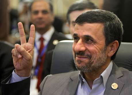 O presidente do Irã faz sinal da vitória ao comparecer à conferência islâmica no Cairo O presidente do Irã faz sinal da vitória ao comparecer à conferência islâmica no Cairo