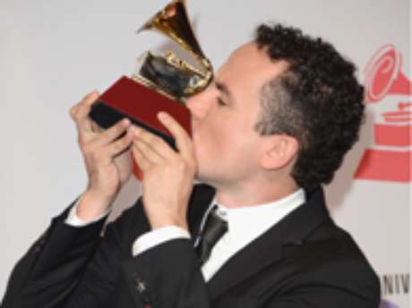 Getty Images Fonseca con su Grammy Latino a mejor álbum tropical fusión.