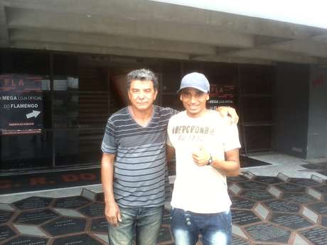 Rodrigo Souza com o suposto agente que teria comprado seus direitos por R$ 2 milhões <p>Rodrigo Souza com o suposto agente que teria comprado seus direitos por R$ 2 milhões</p>