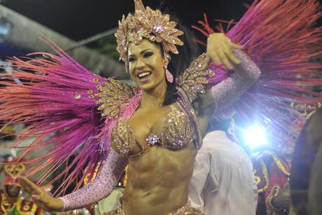 Gracyanne Barbosa desfila pela Unidos do Jacarezinho, que teve pouco público na Marquês do Sapucaí <p>Gracyanne Barbosa desfila pela Unidos do Jacarezinho, que teve pouco público na Marquês do Sapucaí</p>