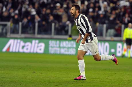 Vucinic arriscou de fora da área e fez belo gol <p>Vucinic arriscou de fora da área e fez belo gol</p>