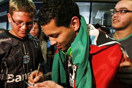 André Santos vai disputar titularidade com Alex Telles <p>André Santos vai disputar titularidade com Alex Telles</p>