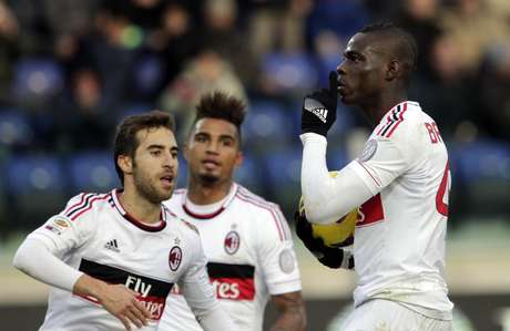 Balotelli pede silêncio à torcida do Cagliari depois de empatar pelo Milan Balotelli pede silêncio à torcida do Cagliari depois de empatar pelo Milan