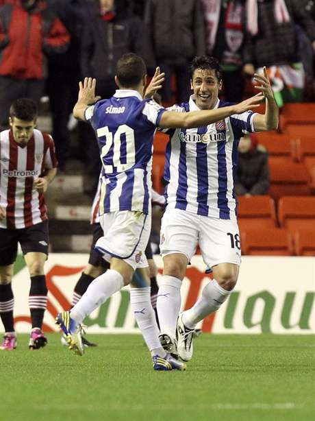 EFE en español Capdevila y Simao celebrando el gol de Héctor Moreno.