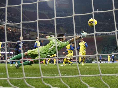 Puggioni se estica, mas não evita gol de Milito <p>Puggioni se estica, mas não evita gol de Milito</p>