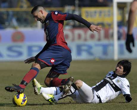 Marco Borriello (à esquerda) não conseguiu levar o Genoa à vitória diante do Parma de Jaime Valdes (à direita) <p>Marco Borriello (à esquerda) não conseguiu levar o Genoa à vitória diante do Parma de Jaime Valdes (à direita)</p>