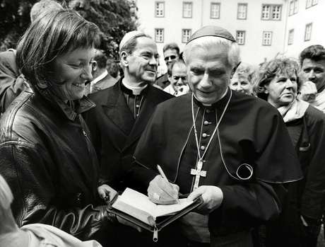 Em 1994, ratzinger já gozava de fama entre católicos. Nesta imagem, feita em junho, ele autografa uma publcação no aniversário de 1240 anos da cidade alemã de Fulda Em 1994, ratzinger já gozava de fama entre católicos. Nesta imagem, feita em junho, ele autografa uma publcação no aniversário de 1240 anos da cidade alemã de Fulda