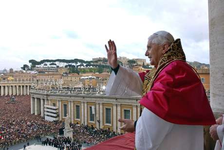 Bento XVI saúda católicos pela primeira vez como Papa após Conclave, em 19 de abril de 2005 Bento XVI saúda católicos pela primeira vez como Papa após Conclave, em 19 de abril de 2005