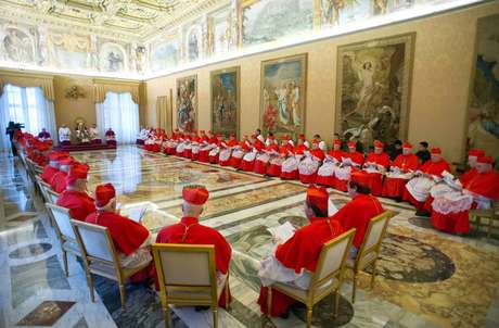 Foto divulgada pelo L'Osservatore Romano exibe Bento XVI (em seu trono à esquerda) durante encontro com cardeais na manhã desta segunda-feira Foto divulgada pelo L'Osservatore Romano exibe Bento XVI (em seu trono à esquerda) durante encontro com cardeais na manhã desta segunda-feira