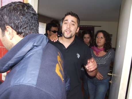 Agencia Uno <p>Emilio Berkhoff el día que fue detenido para reingresar a la cárcel. Atrás su madre, Elisa Jerez.</p>