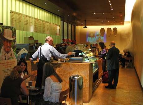 Com dezenas de estabelecimentos espalhados por Bogotá, o Café Juan Valdez serve café de qualidade; nos últimos anos ganhou o mundo com filiais na Espanha, nos Estados Unidos e na América Latina Com dezenas de estabelecimentos espalhados por Bogotá, o Café Juan Valdez serve café de qualidade; nos últimos anos ganhou o mundo com filiais na Espanha, nos Estados Unidos e na América Latina