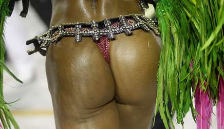 Detalhe do bumbum de Gracyanne Barbosa durante desfile da Mangueira <p>Detalhe do bumbum de Gracyanne Barbosa durante desfile da Mangueira</p>